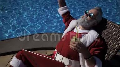 快乐圣诞老人喜欢在游泳池附近<strong>喝酒</strong>