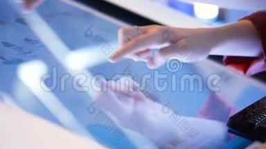 使用触摸屏显示器的人用手指触摸显示器
