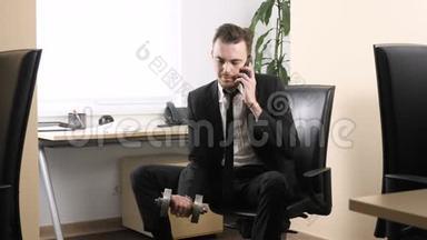 在办公室里工作，穿西装的人在办公室里坐着，在办公室里讲话时锻炼肱二头肌