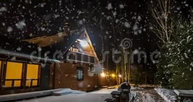 雪夜在山上-冬天的房子