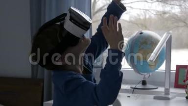 戴着虚拟现实眼镜的男孩观看360度视频-4k