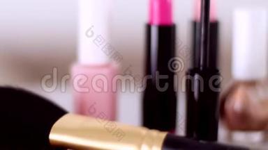 化妆用品、化妆台上的化妆用品、口红、刷子、睫毛膏、指甲油用于豪华美容的粉末
