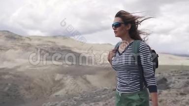 女游客去山区旅游。 旅行者的肖像。 女徒步旅行者带背包，山里
