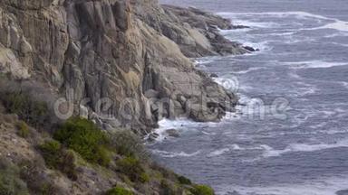 海浪<strong>撞击</strong>霍特湾附近的岩石
