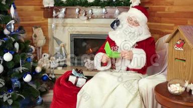 圣诞老人把礼物放进袋子里，圣尼古拉斯把孩子的信带来的礼物打包，圣诞老人的邮件