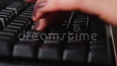键盘特写的工作.. 网上购物。 上网，在家自由职业者。 团队合作的概念