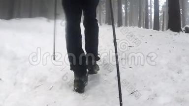 在森林里深冬的雪地里，穿上靴子