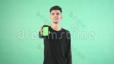 `人的手显示移动智能手机与绿色屏幕的位置隔离在绿色背景模型模板和