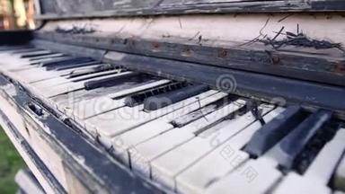 旧的直立<strong>钢琴</strong>。 一架旧<strong>钢琴</strong>的键盘概述第一架<strong>钢琴</strong>的键盘细节