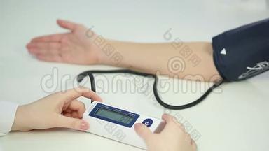 医务人员监测被诊断为低血压患者的血压