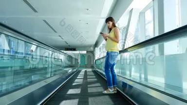 站在自动人行道上的女人，站在<strong>地铁</strong>口的楼梯上，用她的<strong>电话</strong>，一种交流的手段，一种时尚