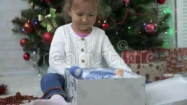 为可爱的小女孩献上圣诞礼物。