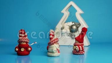 冬天的<strong>动画人物</strong>在圣诞节装饰前穿着舞蹈。