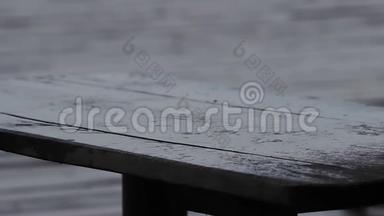 清澈的雨滴落在木桌上。 悲伤和雨天，心情不好