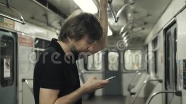 人使用手机，并在地铁货车、地铁交通公共<strong>wifi</strong>中键入留言电话。 忙得累人
