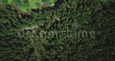 无人机飞过如画的田园风光.. 空中4K垂直拍摄和平森林树木，河流和草地。