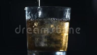 酒精是用冰块慢慢倒入玻璃杯中的，酒精会做饮料，每秒240帧