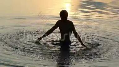 在日落的时候，在水中，阿蒂人绕着<strong>自己做</strong>一个大圆圈