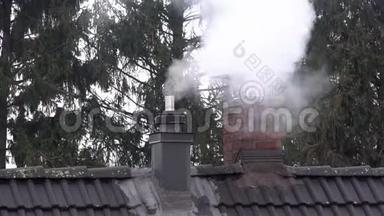 在房屋顶部冒着烟的烟囱和管道，随着时间的推移，<strong>热量</strong>闪烁