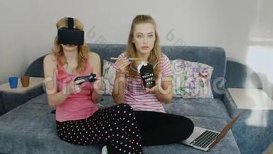 两个波杜吉有趣的房子。 玩虚拟现实头盔，吃食物和看电视。 帕贾玛派对<strong>女友</strong>