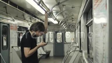 人使用手机，并在地铁货车、地铁交通公共wifi中键入留言电话。 忙得累人