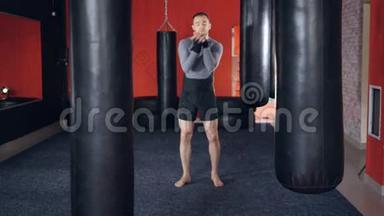 战斗运动中的强壮运动员为MMA战斗做准备的肖像。 慢动作。