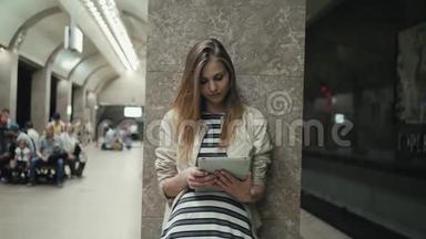 乘坐公共交通的地铁女人。 游客用平板电脑找。 快乐女学生大学毕业后的肖像
