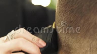 理发店里的理发师用修剪器剪发. 美容工作室男式发型剪发器