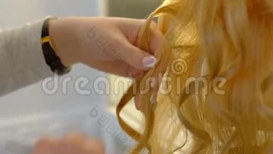 女学生理发师在浅色美发店做<strong>假头发</strong>，留长金发