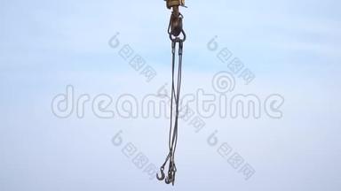 建筑起重机用吊钩把电缆固定在大钩上，靠在天空的一侧