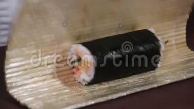 在竹席上制作日本寿司卷