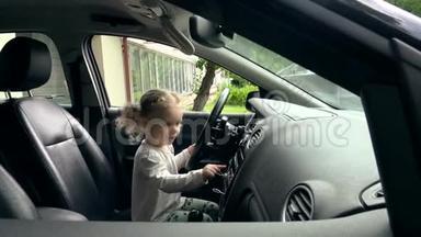 可爱的小司机女孩探索<strong>汽</strong>车沙龙。 可爱的儿童<strong>汽车游戏</strong>