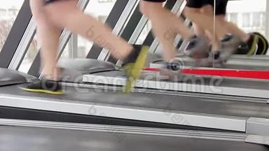 男人在跑步机上跑步，为腿部肌肉做调色锻炼，健康生活