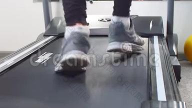 在健身房的跑步机上为<strong>EMS</strong>训练安装电动肌肉刺激套装。