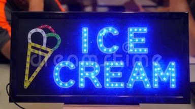 闪烁LED冰淇淋店街食品广告标志。 4K.