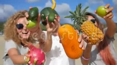 <strong>愚</strong>蠢的素食者在海滩上有<strong>乐</strong>趣，并与异国情调的泰国水果跳舞。 泰国范甘。 高清慢速运动。