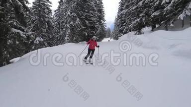 运动的女子<strong>滑</strong>雪专业在山坡<strong>滑</strong>雪胜<strong>地滑</strong>雪
