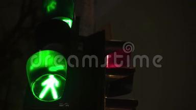晚上路上的<strong>红绿灯</strong>。 特写镜头。 基辅。 乌克兰