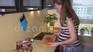 未来的妈妈用大胃切番茄，<strong>放入</strong>烤盘