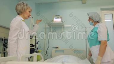 一位女<strong>护士</strong>和一位女医生拜访<strong>病人</strong>，讨论他的病情