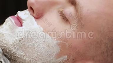 一个男人的特写脸铺着剃须泡沫。 理发店，理发店。