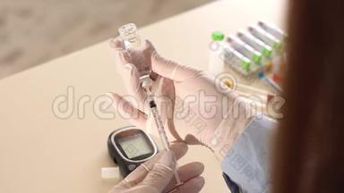 一名妇女在<strong>胰岛</strong>素注射器中取出<strong>胰岛</strong>素的特写。