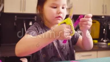 小女孩用剪刀剪彩纸