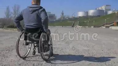 轮椅在街上行走困难，<strong>残疾人</strong>试图操纵轮椅失败，<strong>残疾人</strong>在