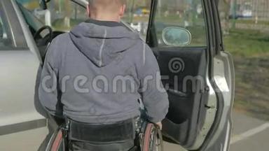 <strong>残疾人</strong>坐轮椅，<strong>残疾人</strong>试图上车，展示轮椅使用者在<strong>日</strong>常生活中面临的问题