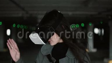 年轻女子挥舞着头发，在停车处使用虚拟现实眼镜。 穿着<strong>VR</strong>耳机<strong>玩</strong>得很开心的女孩。 4K
