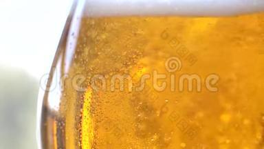 金色的新鲜啤酒正在涌入，形成波浪和气泡。