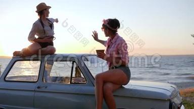 可爱的女<strong>朋友</strong>坐在屋顶和帽子汽车上喝咖啡，<strong>朋友</strong>的茶派对在海上航行