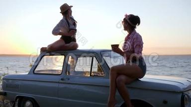 在日落时分，朋友们在海边的机器上举行茶会，可爱的女朋友在喝咖啡