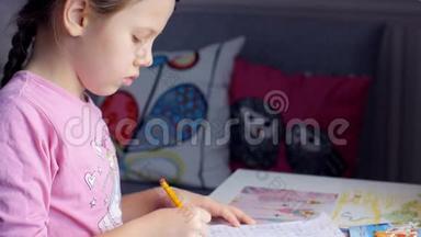漂亮的小女孩正在学在餐桌上写字
